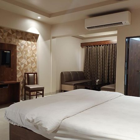 Hotel Apratim Lodging & Boarding Ulhāsnagar Екстериор снимка