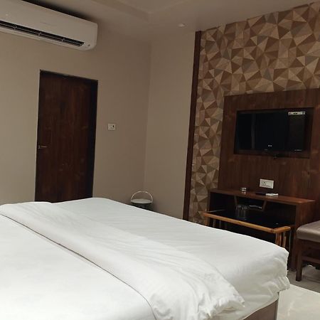Hotel Apratim Lodging & Boarding Ulhāsnagar Екстериор снимка