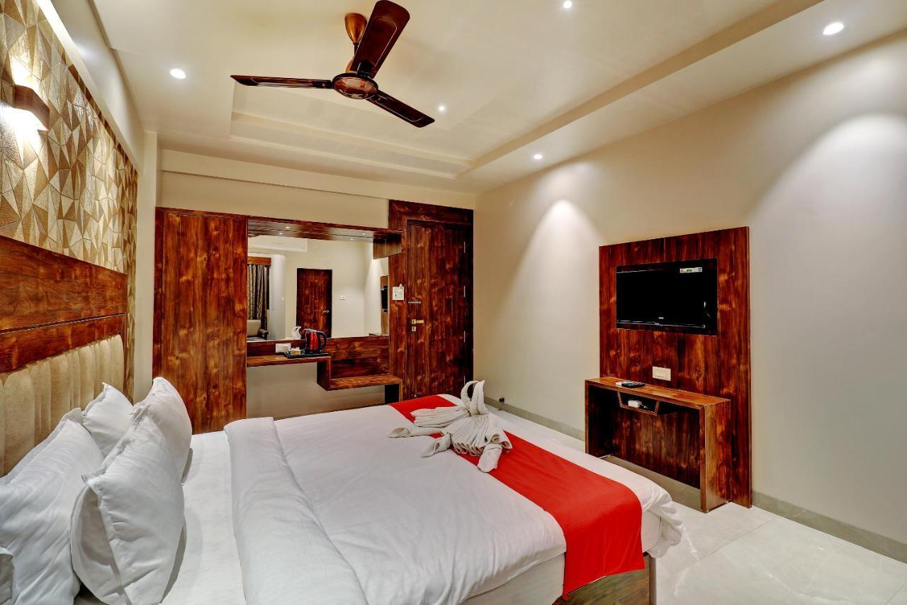 Hotel Apratim Lodging & Boarding Ulhāsnagar Екстериор снимка