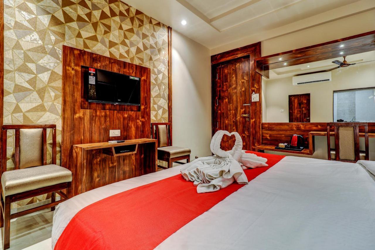 Hotel Apratim Lodging & Boarding Ulhāsnagar Екстериор снимка