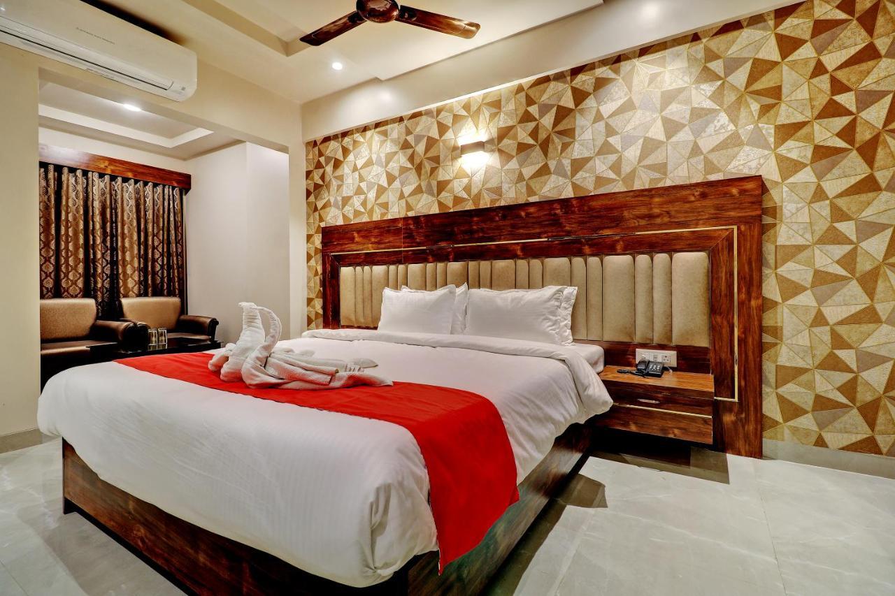 Hotel Apratim Lodging & Boarding Ulhāsnagar Екстериор снимка