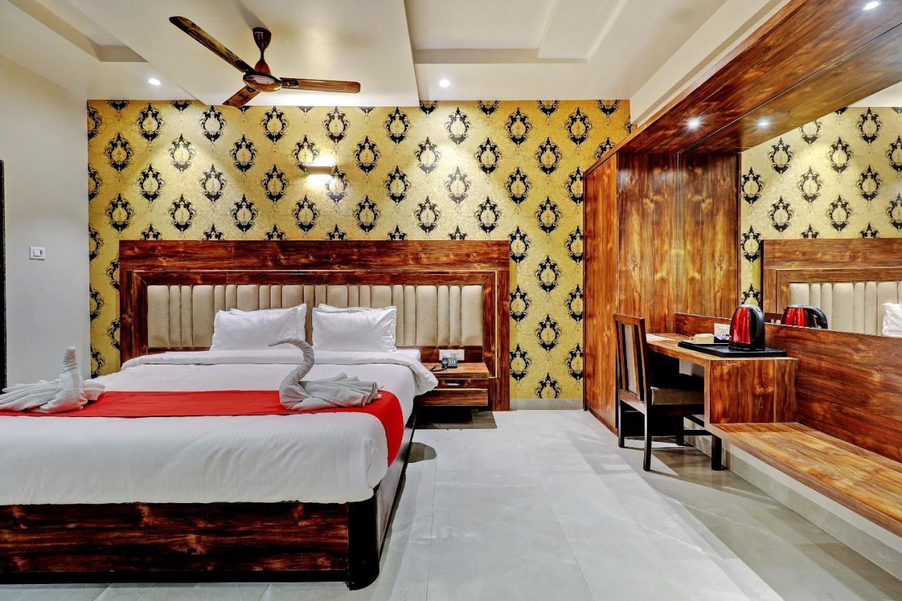 Hotel Apratim Lodging & Boarding Ulhāsnagar Екстериор снимка
