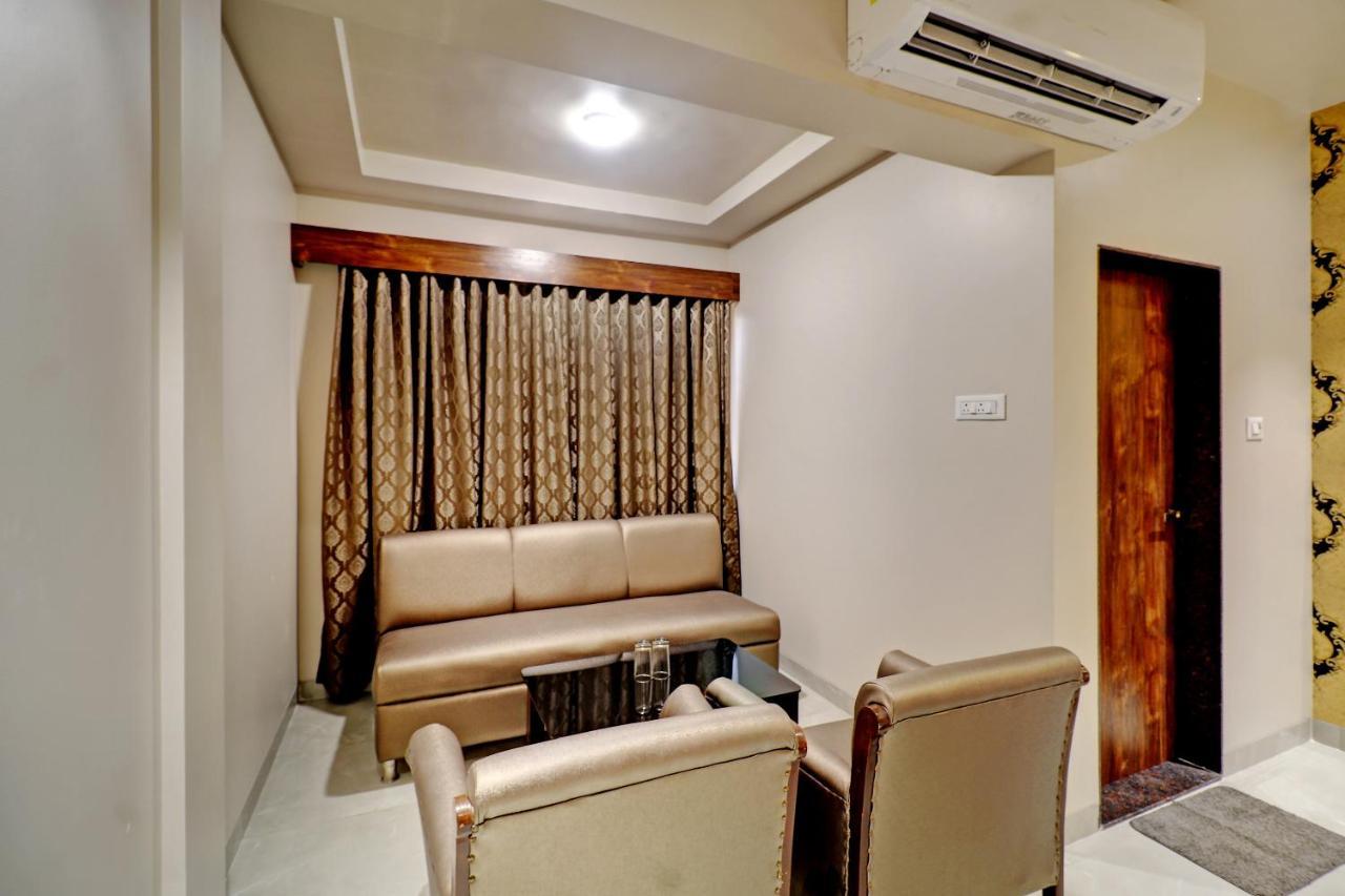 Hotel Apratim Lodging & Boarding Ulhāsnagar Екстериор снимка