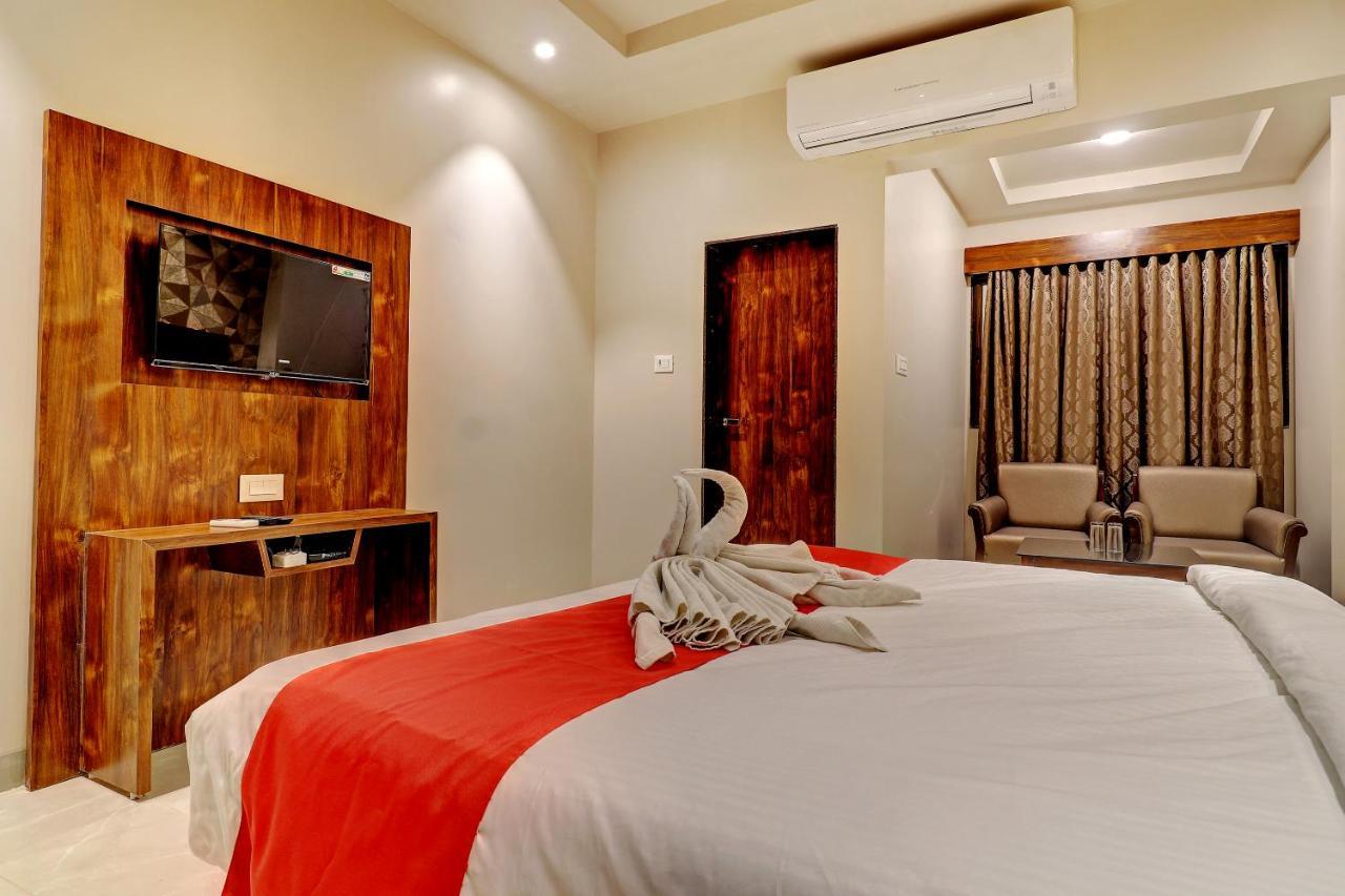 Hotel Apratim Lodging & Boarding Ulhāsnagar Екстериор снимка