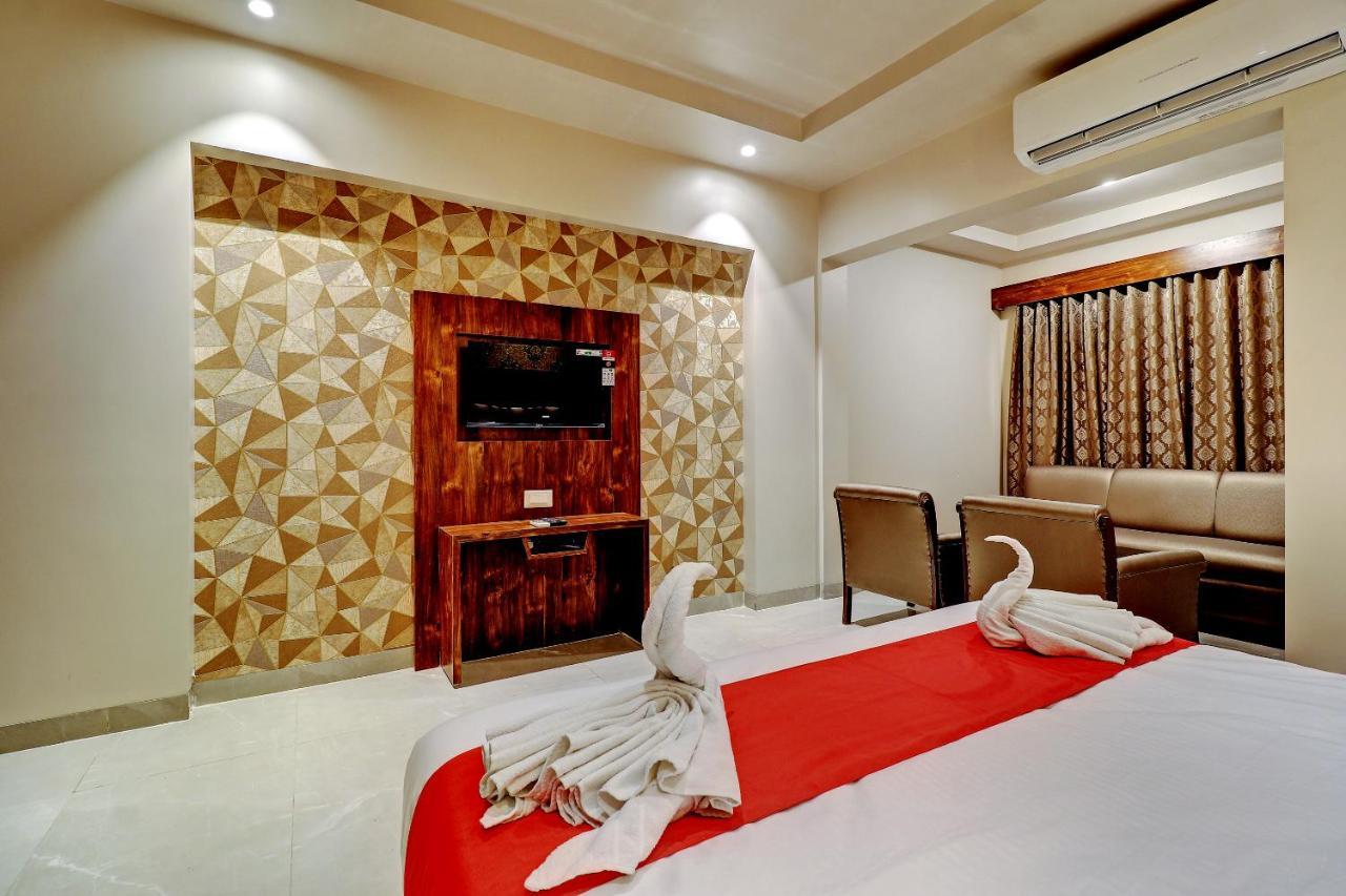 Hotel Apratim Lodging & Boarding Ulhāsnagar Екстериор снимка
