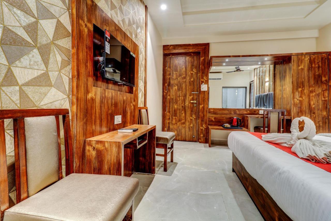Hotel Apratim Lodging & Boarding Ulhāsnagar Екстериор снимка
