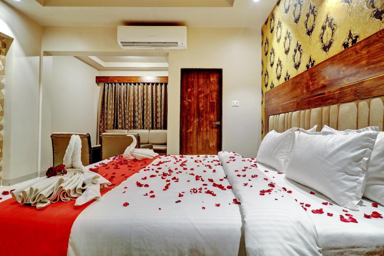 Hotel Apratim Lodging & Boarding Ulhāsnagar Екстериор снимка