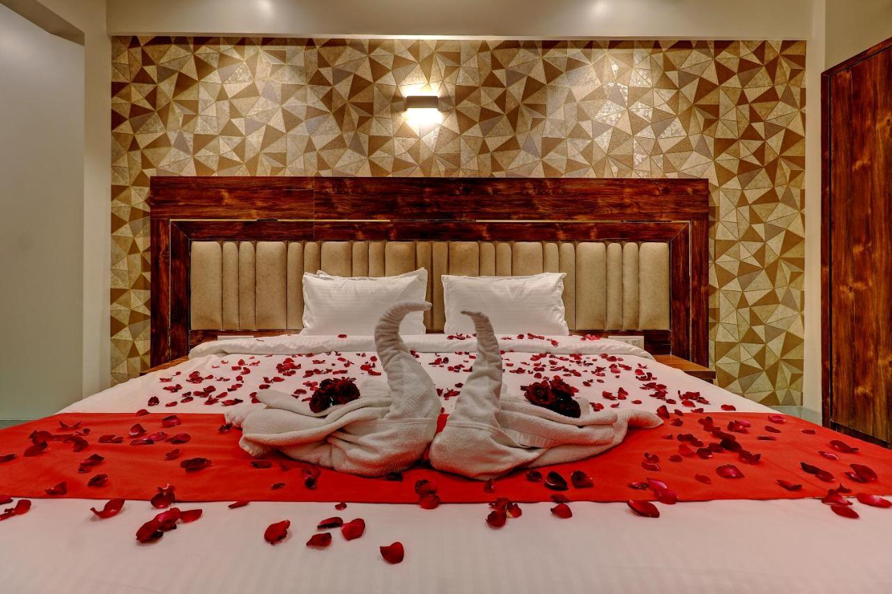 Hotel Apratim Lodging & Boarding Ulhāsnagar Екстериор снимка
