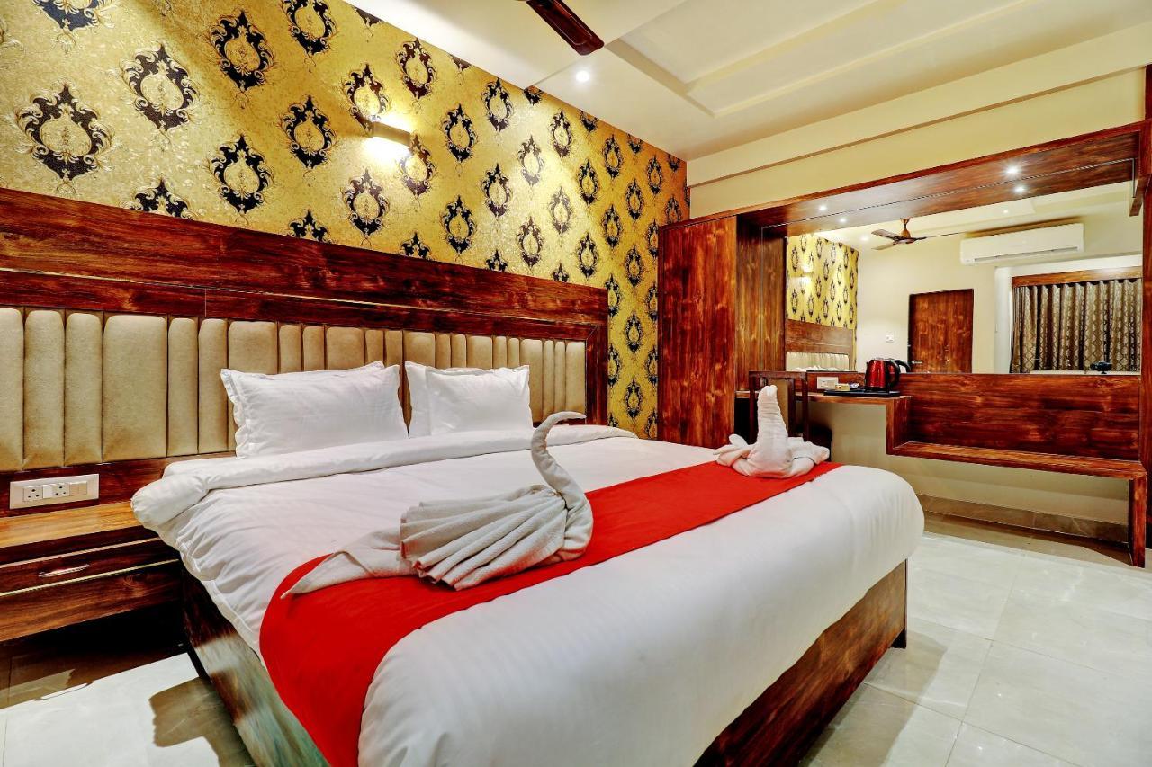Hotel Apratim Lodging & Boarding Ulhāsnagar Екстериор снимка