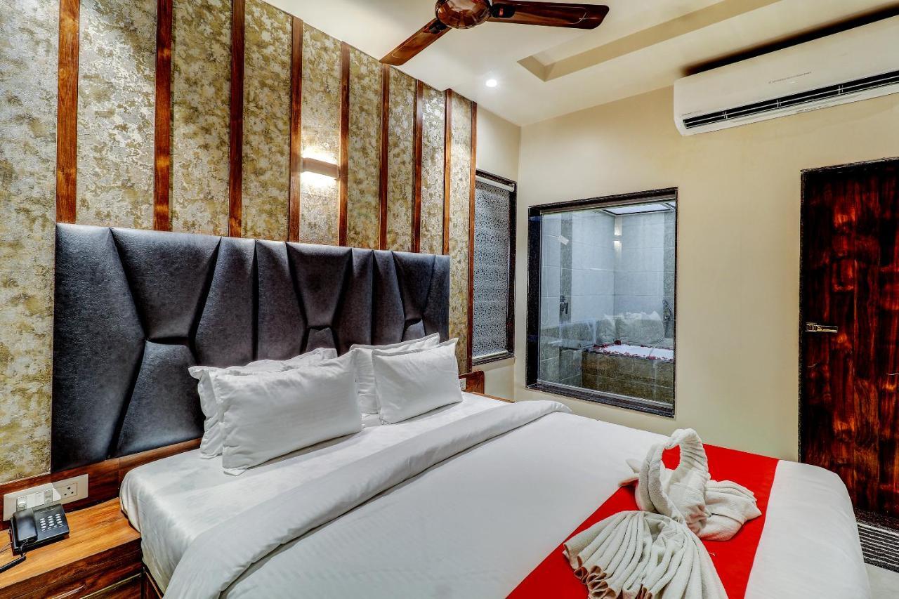 Hotel Apratim Lodging & Boarding Ulhāsnagar Екстериор снимка