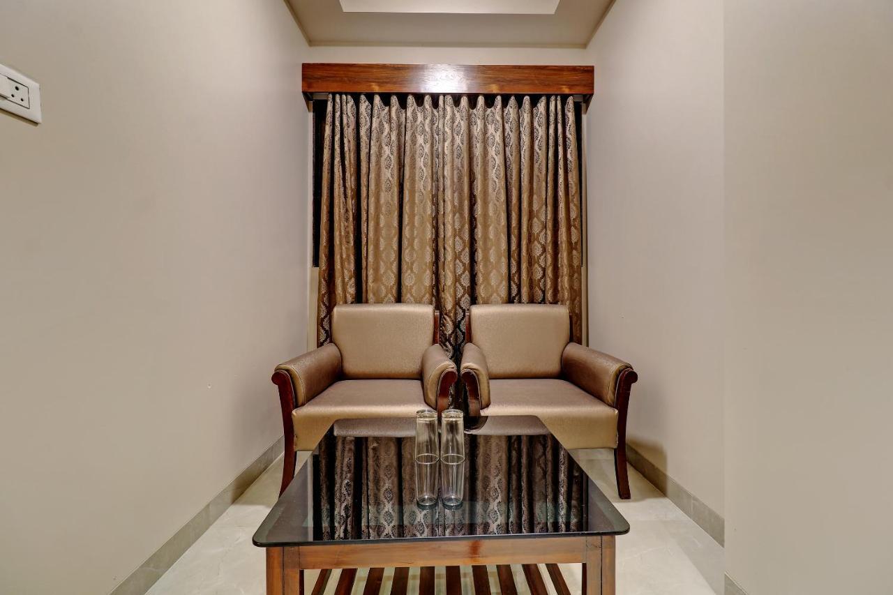 Hotel Apratim Lodging & Boarding Ulhāsnagar Екстериор снимка