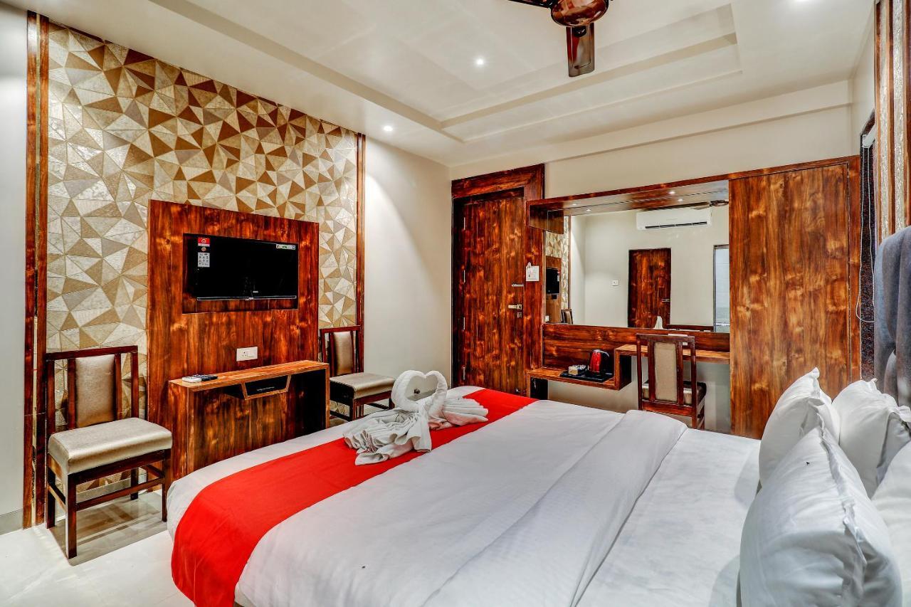 Hotel Apratim Lodging & Boarding Ulhāsnagar Екстериор снимка