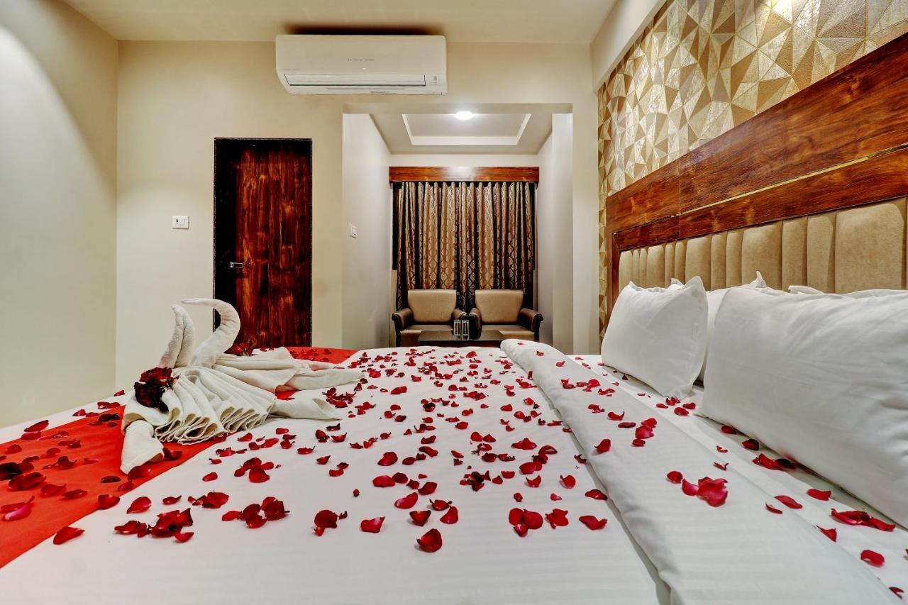 Hotel Apratim Lodging & Boarding Ulhāsnagar Екстериор снимка