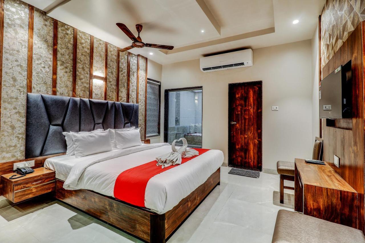 Hotel Apratim Lodging & Boarding Ulhāsnagar Екстериор снимка