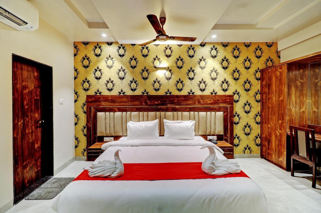 Hotel Apratim Lodging & Boarding Ulhāsnagar Екстериор снимка