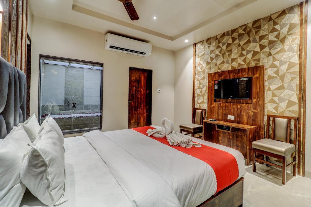 Hotel Apratim Lodging & Boarding Ulhāsnagar Екстериор снимка