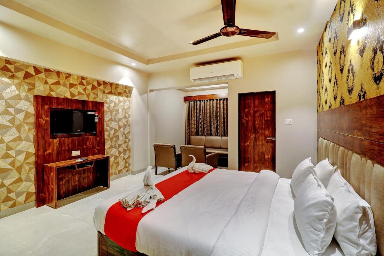 Hotel Apratim Lodging & Boarding Ulhāsnagar Екстериор снимка