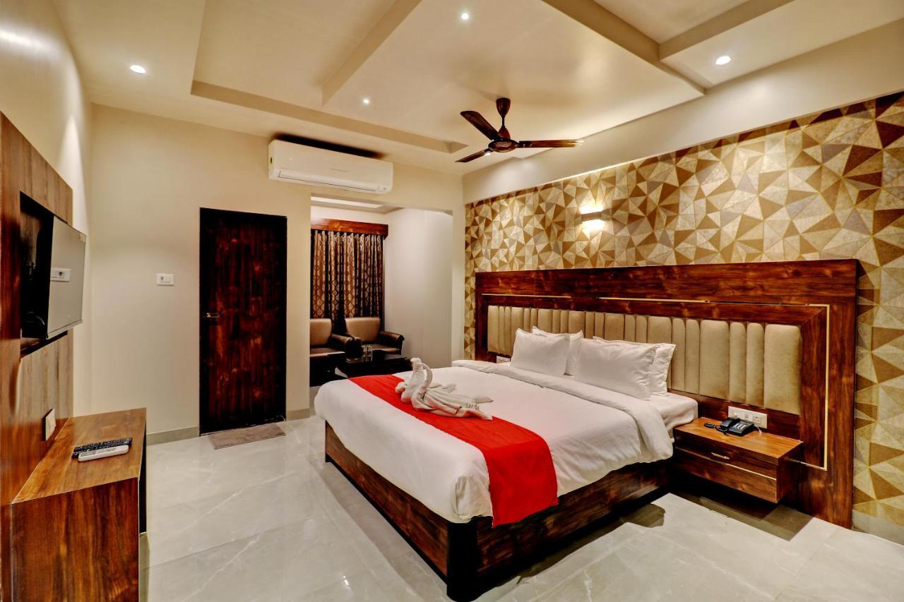 Hotel Apratim Lodging & Boarding Ulhāsnagar Екстериор снимка