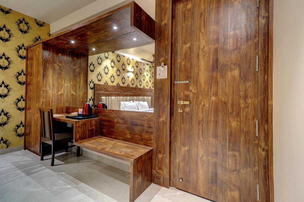Hotel Apratim Lodging & Boarding Ulhāsnagar Екстериор снимка