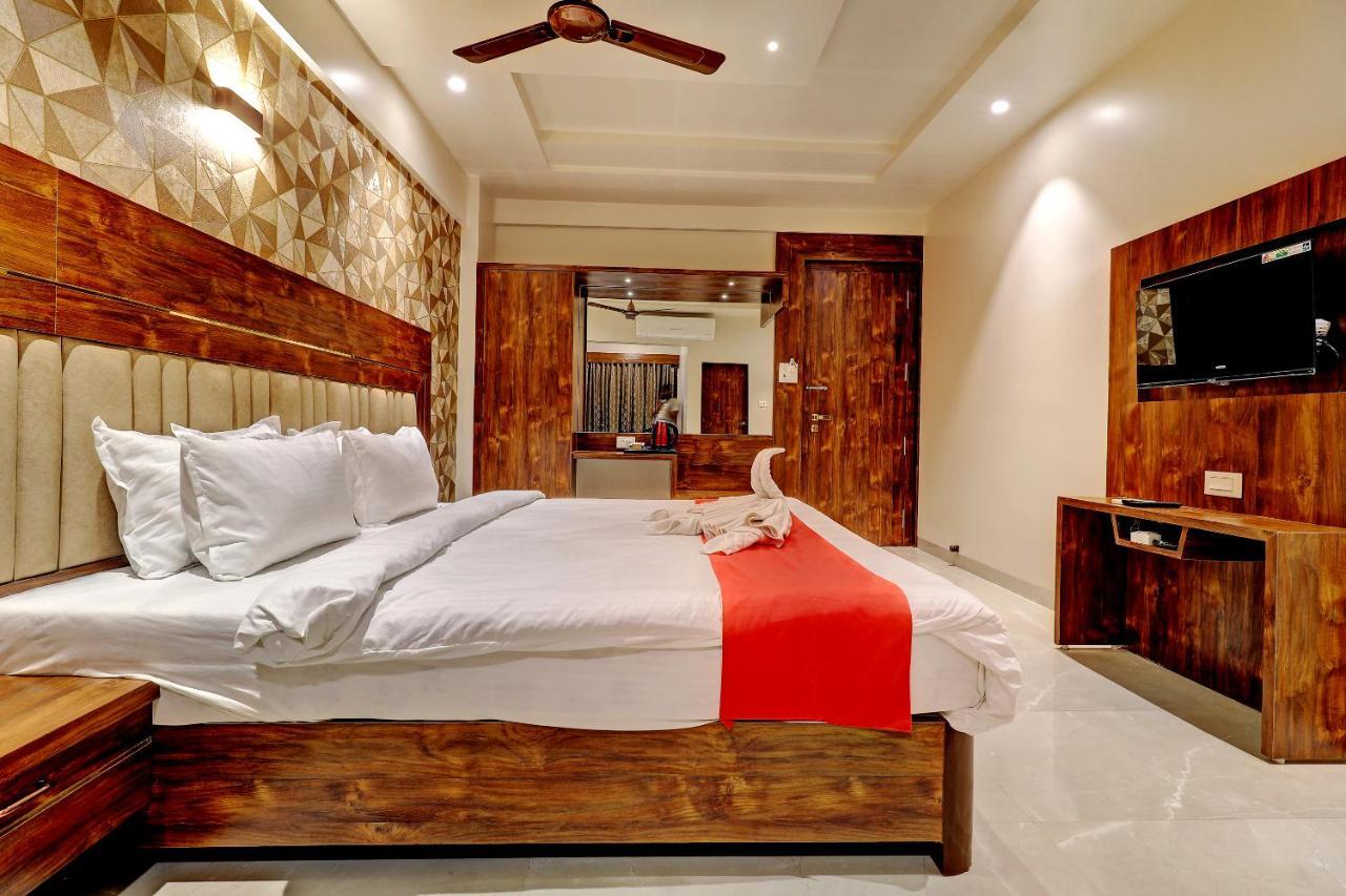 Hotel Apratim Lodging & Boarding Ulhāsnagar Екстериор снимка