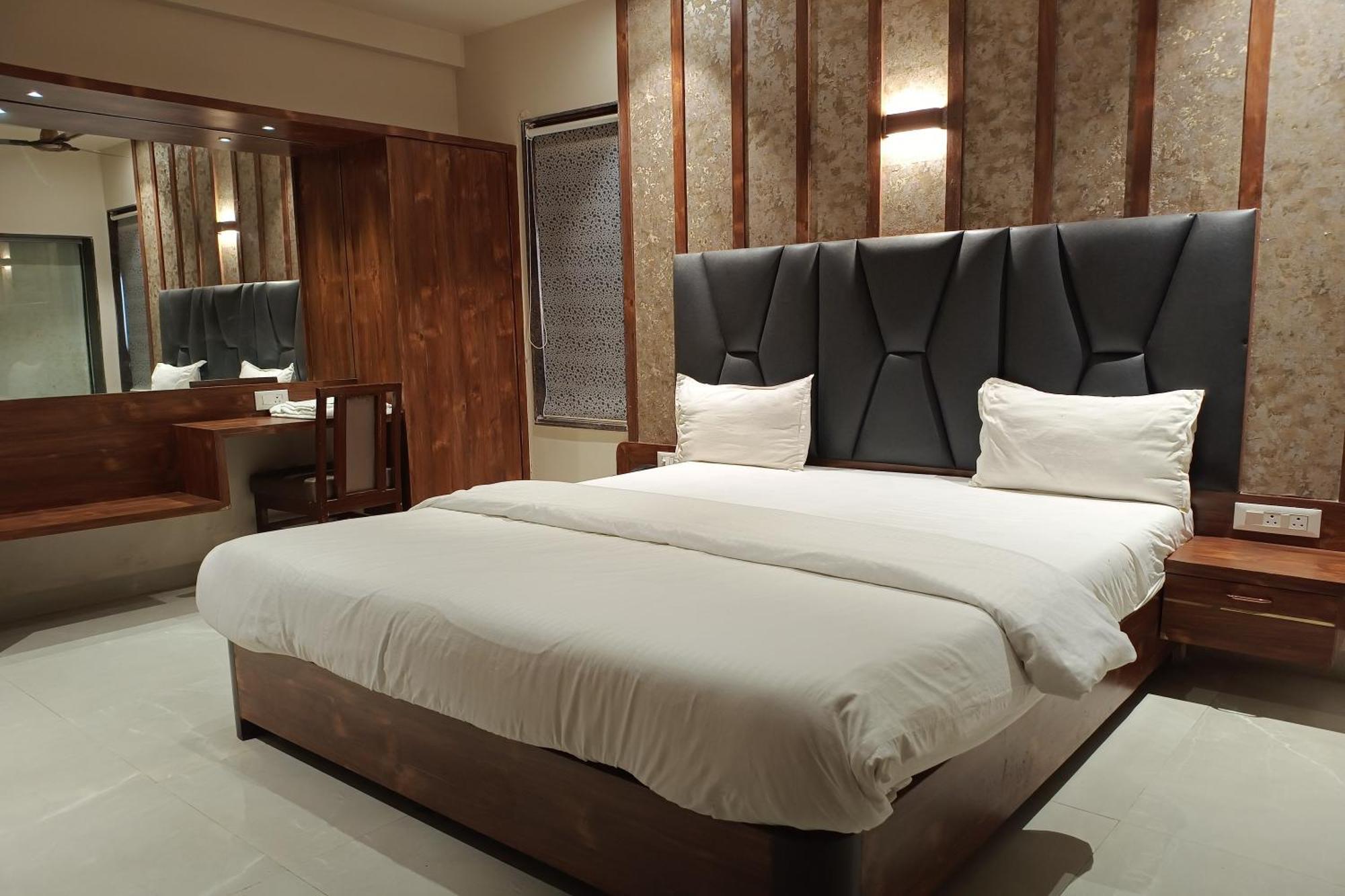 Hotel Apratim Lodging & Boarding Ulhāsnagar Екстериор снимка