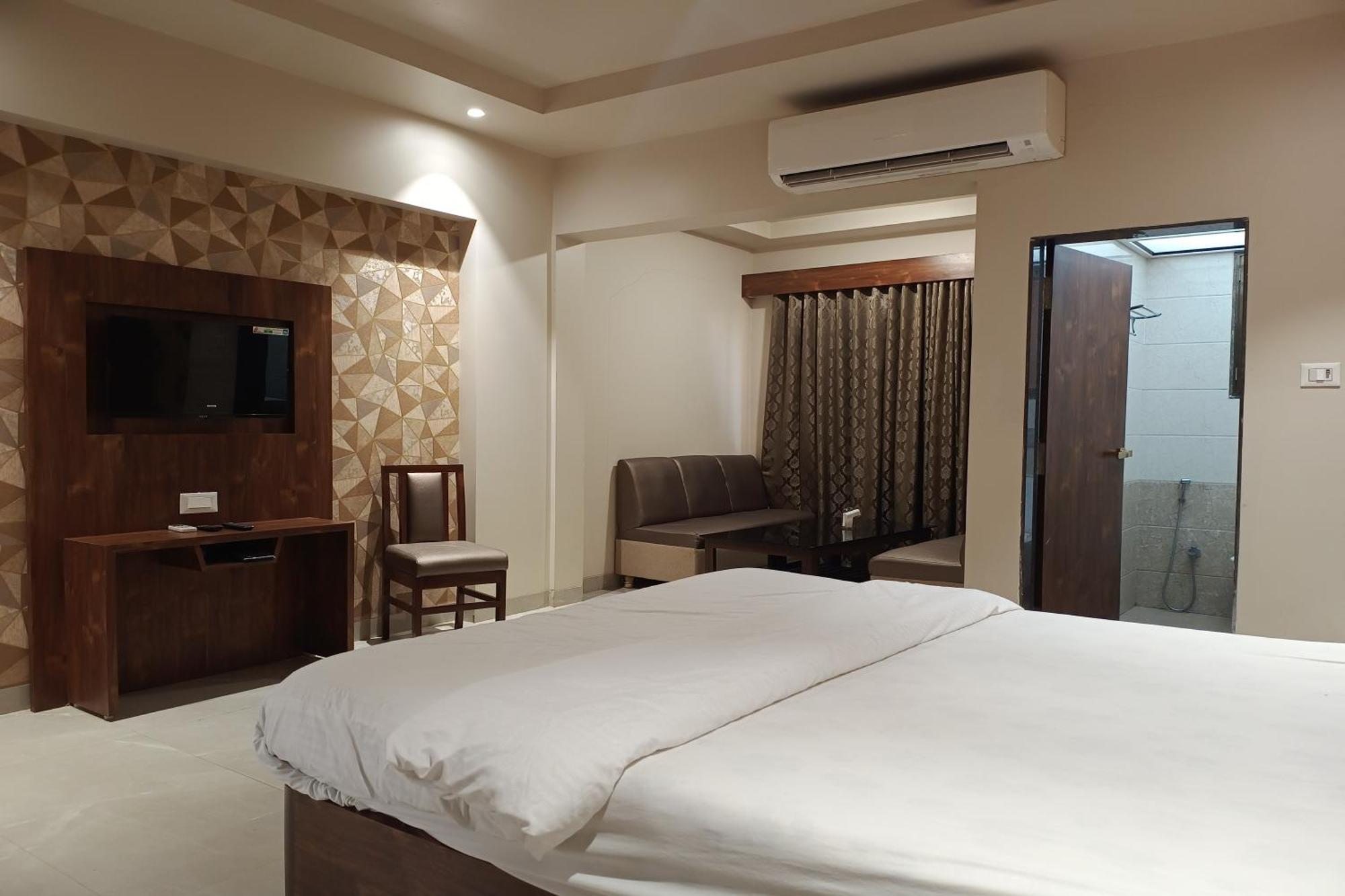 Hotel Apratim Lodging & Boarding Ulhāsnagar Екстериор снимка