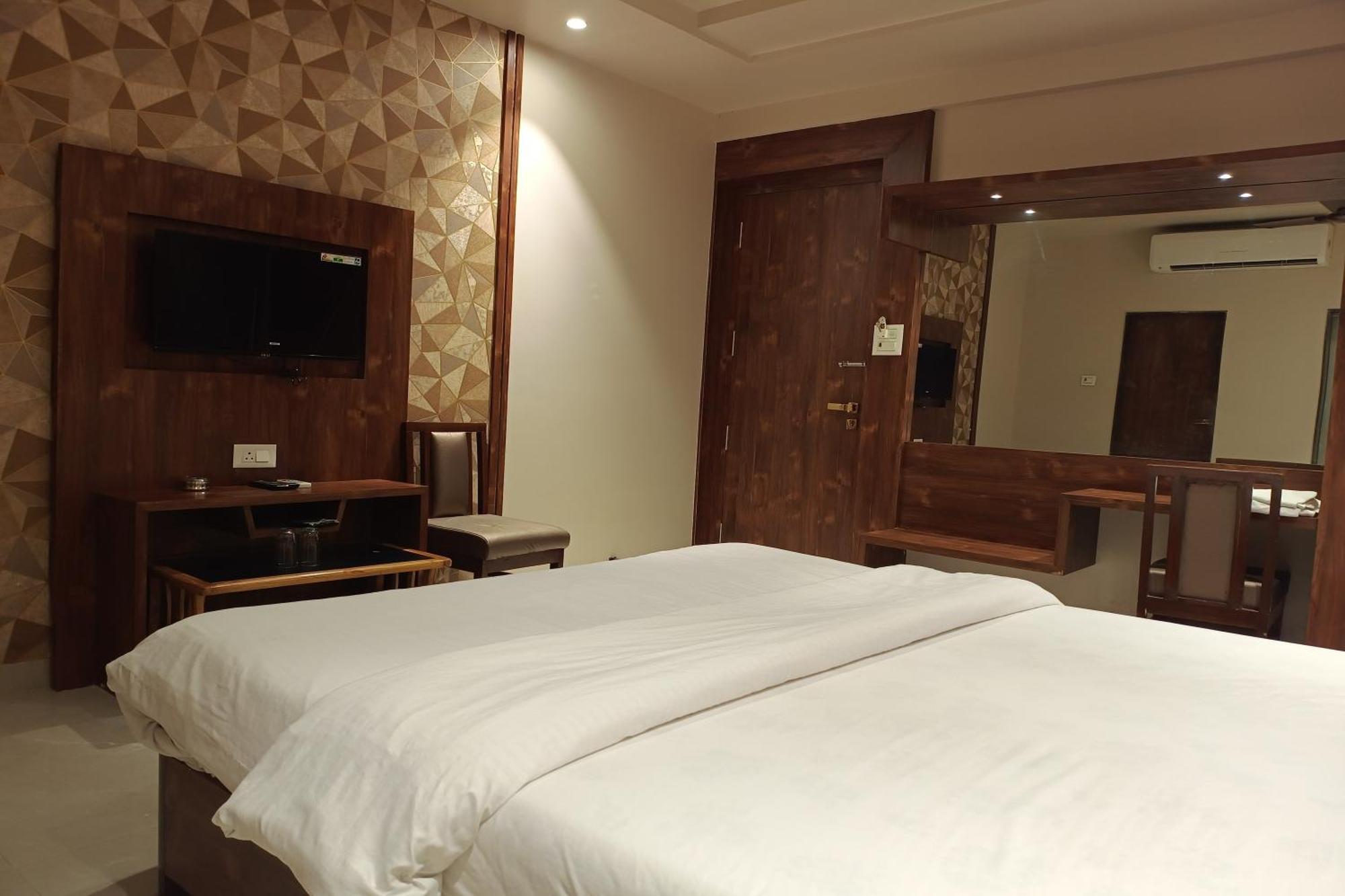 Hotel Apratim Lodging & Boarding Ulhāsnagar Екстериор снимка