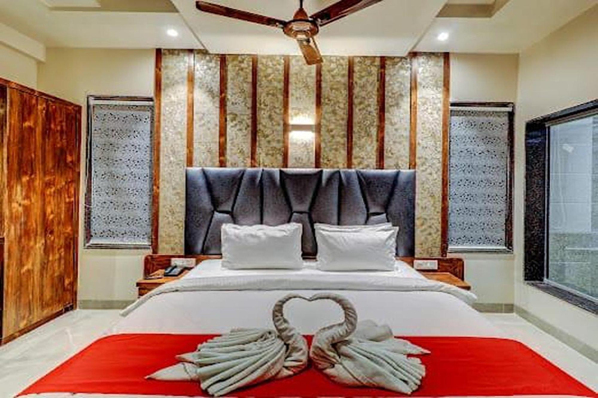 Hotel Apratim Lodging & Boarding Ulhāsnagar Екстериор снимка