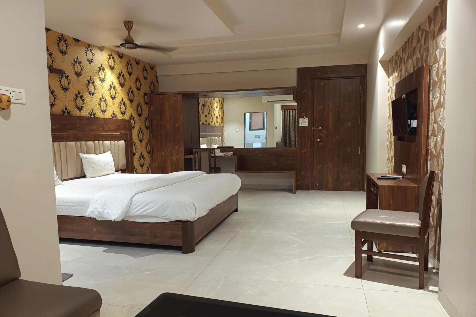 Hotel Apratim Lodging & Boarding Ulhāsnagar Екстериор снимка