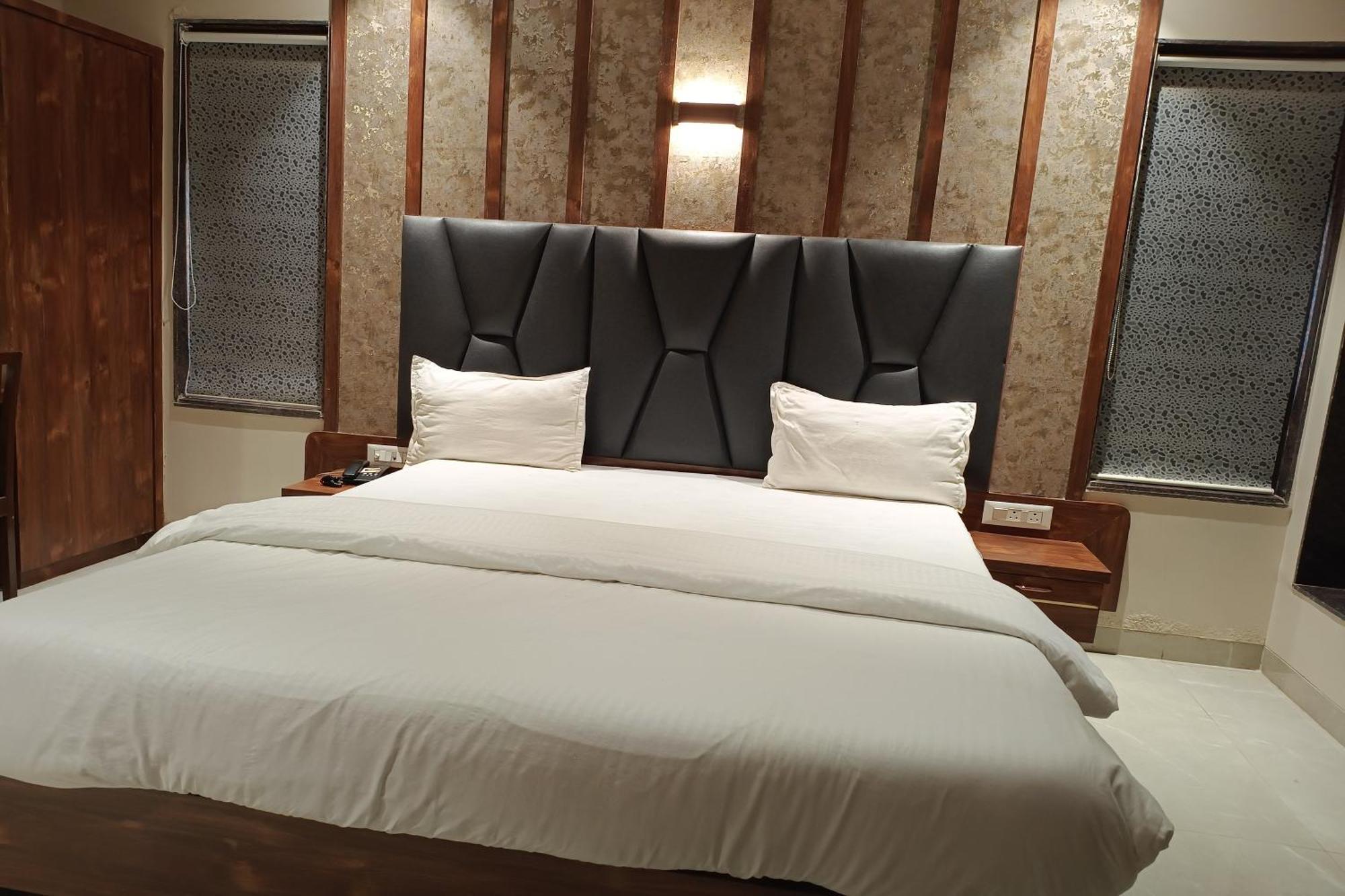 Hotel Apratim Lodging & Boarding Ulhāsnagar Екстериор снимка