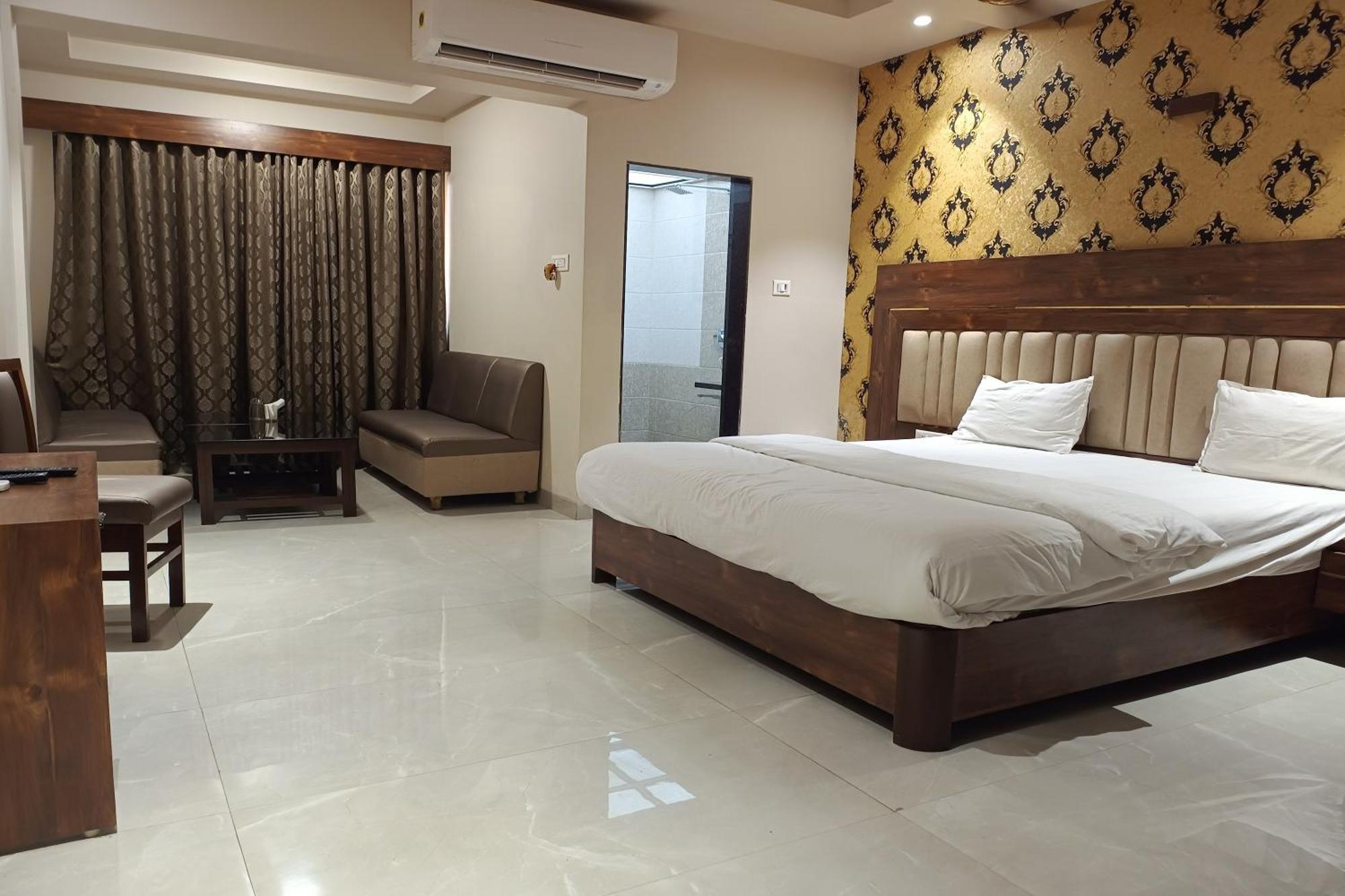 Hotel Apratim Lodging & Boarding Ulhāsnagar Екстериор снимка