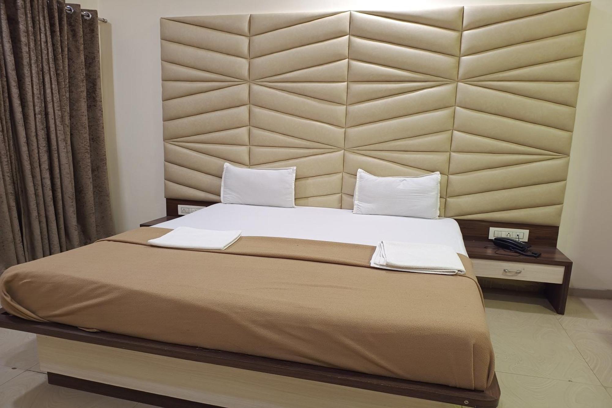 Hotel Apratim Lodging & Boarding Ulhāsnagar Екстериор снимка