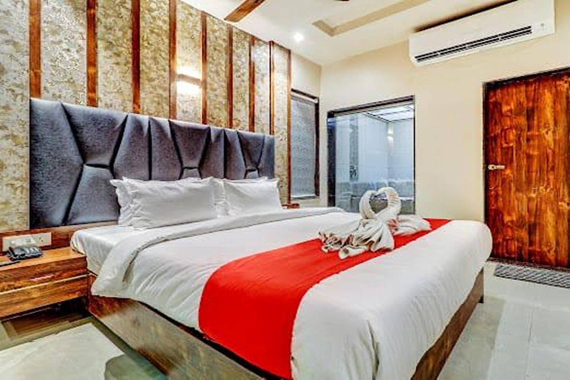 Hotel Apratim Lodging & Boarding Ulhāsnagar Екстериор снимка